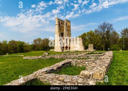 Gesegnete Frau Kirche Ruinen in Ungarn in der Nähe des Plattensees in Dorgicse Dorf. Erstaunlicher Panoramablick und einzigartige mittelalterliche historische Ruinen gibt es. Stockfoto