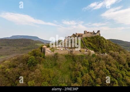 Das Schloss von Szigliget mit Badacsony Berg am Plattensee in Ungarn. Hisorische Denkmal Festung Ruinen. Erbaut wurde im 11. Jahrhundert, zerstört Stockfoto