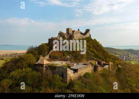 Das Schloss von Szigliget mit Badacsony Berg am Plattensee in Ungarn. Hisorische Denkmal Festung Ruinen. Erbaut wurde im 11. Jahrhundert, zerstört Stockfoto