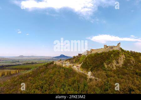 Das Schloss von Szigliget mit Badacsony Berg am Plattensee in Ungarn. Hisorische Denkmal Festung Ruinen. Erbaut wurde im 11. Jahrhundert, zerstört Stockfoto