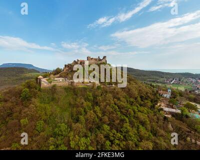 Das Schloss von Szigliget mit Badacsony Berg am Plattensee in Ungarn. Hisorische Denkmal Festung Ruinen. Erbaut wurde im 11. Jahrhundert, zerstört Stockfoto