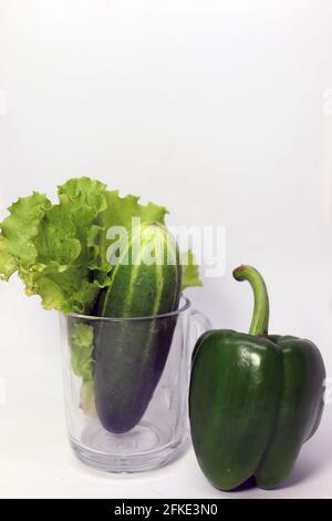 Leckere und gesunde grüne Paprika mit Gurke und Salat Auf Glas Stockfoto