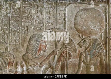 Kairo, Ägyptisches Museum, Relief des Grabes von Amenemonet. Neues Königreich, aus Saqqara. Verstorben und seine Familie vor der Göttin Sekhmet im Schrein. Stockfoto