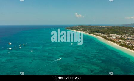 Tropischen weißen Strand mit Touristen und Hotels in der Nähe Das blaue Meer, Luftbild. Sommer und Reisen Urlaub Konzept. Stockfoto