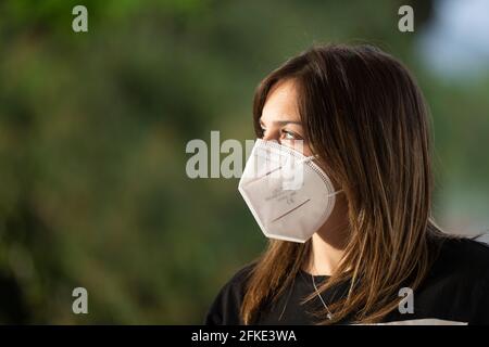 Porträt eines jungen Mädchens mit FFP2-Gesichtsmaske während der Pandemie von Covid-19. Stockfoto