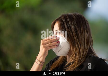 Porträt eines jungen Mädchens mit FFP2-Gesichtsmaske während der Pandemie von Covid-19. Stockfoto