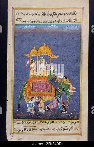 Rajasthani Miniaturmalerei aus Rajasthan, Indien. Wahrscheinlich Ende des 19. Jahrhunderts oder Anfang des 20. Jahrhunderts. Ein Mann von Rang, der auf einem Elefanten mit einem A reitet Stockfoto
