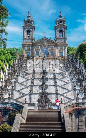 Braga, Bezirk Braga, Portugal. BOM Jesus do Monte Heiligtum. Die barocke Treppe der fünf Sinne. BOM Jesus ist ein UNESCO-Weltkulturerbe. Stockfoto