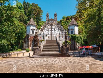 Braga, Bezirk Braga, Portugal. BOM Jesus do Monte Heiligtum. Die barocke Treppe der fünf Sinne. BOM Jesus ist ein UNESCO-Weltkulturerbe. Stockfoto