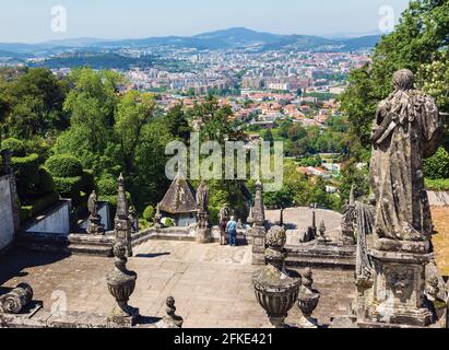 Braga, Bezirk Braga, Portugal. BOM Jesus do Monte Heiligtum. Besucher bewundern den Blick auf Braga von der Treppe der fünf Sinne. BOM Jesus i. Stockfoto