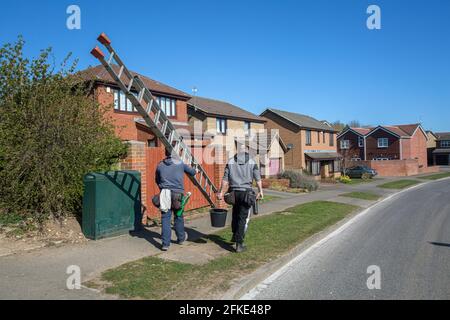 Fensterputzer arbeitet in High Throston, einem Vorort von Hartlepool in Hartlepool, County Durham, Großbritannien Stockfoto