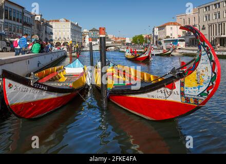 Aveiro, Bezirk Aveiro, Portugal. Boote, die als Moliceiros bekannt sind, werden traditionell zum Angeln verwendet, aber heute eher für touristische Ausflüge genutzt. Stockfoto