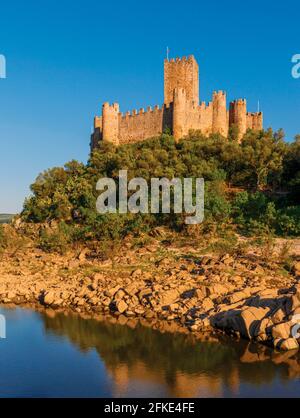 Castelo de Almourol oder Schloss Almourol, Portugal. Diese Templerburg aus dem 12. Jahrhundert steht auf einer kleinen Insel inmitten des Flusses Tejo. Stockfoto