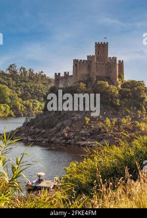 Castelo de Almourol oder Schloss Almourol, Portugal. Diese Templerburg aus dem 12. Jahrhundert steht auf einer kleinen Insel inmitten des Flusses Tejo. Stockfoto