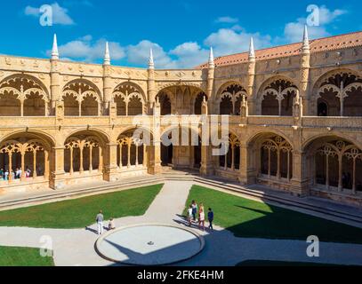 Lissabon, Portugal. Der Kreuzgang und der Innenhof des Mosteiro dos Jeronimos, oder das Kloster der Hieronymiten. Das Kloster gilt als ein Triumpf Stockfoto