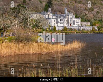 Kylemore Abbey, Connemara-Nationalpark, County Galway, Republik Irland. Eire am Ufer des Pollacapall lough. Die Abtei wurde als Privatabtei erbaut Stockfoto