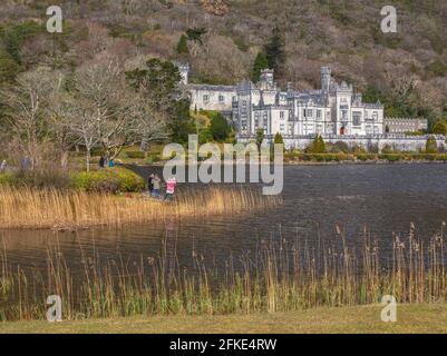 Kylemore Abbey, Connemara-Nationalpark, County Galway, Republik Irland. Eire am Ufer des Pollacapall lough. Die Abtei wurde als Privatabtei erbaut Stockfoto