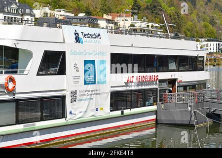 Heidelberg, Deutschland - April 2021: Corona-Virus-Teststation mit dem Namen „Testschiff“ auf dem Boot, die kostenlose Schnellantigen-Tests auf dem Neckar anbietet Stockfoto