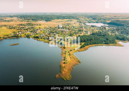 Slobodka, Bezirk Braslaw, Vitebsk Voblast, Weißrussland. Luftaufnahme Des Potsekh-Sees, Grüne Waldlandschaft In Der Nähe Des Dorfes Slobodka. Schöne Aussicht Von Oben Stockfoto