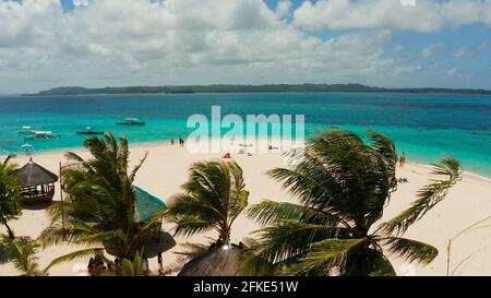 Tropische Landschaft: Daco Insel mit einem wunderschönen Strand, Palmen von türkisblauem Wasser Blick von oben. Siargao, Philippinen. Sommer und Reisen Urlaub Begriff Stockfoto