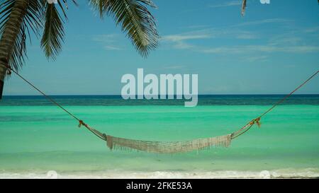 Seascape: Schöner tropischer Strand mit Hängematte. Panglao, Philippinen. Sommer- und Reiseurlaubskonzept. Stockfoto