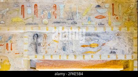 Ägypten, Guizeh, Grab der Königin Meresankh III. Die Inschrift besagt, dass Meresankh die Tochter des Königs und die Frau des Königs ist. Stockfoto