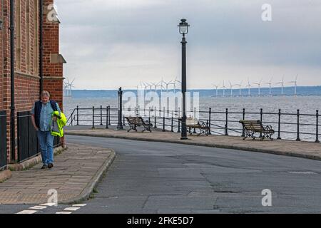 Hartlepool Headland mit Teeside Offshore Windpark in der Ferne. England, Großbritannien Stockfoto