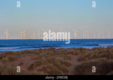 Seaton Carew, Nordostengland, mit Teesside Offshore Windpark in der Ferne in Hartlepool, County Durham. Stockfoto