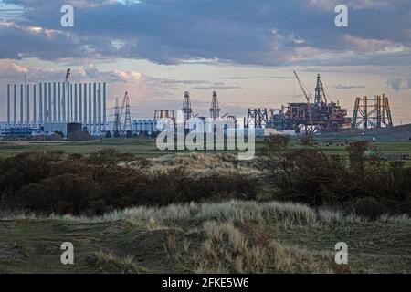 Seaton Carew Golf Club mit dem Top Deck der Offshore-Plattform Shell Brent, die bei able UK in der Ferne abgebaut und recycelt wird. Stockfoto