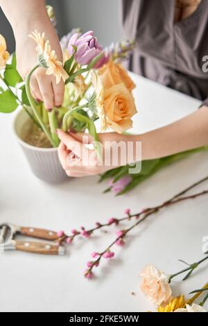 Schritt für Schritt Installation von Blumen in einer Vase. Blumenstrauß, für zu Hause eingestellt. Frische Schnittblumen für die Dekoration zu Hause. Europäischer Blumenladen. Lieferung Stockfoto