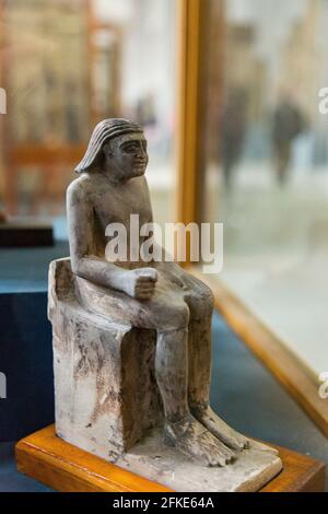 Kairo, Ägyptisches Museum, Iby-Statuette, in Kalkstein. Er wird auf einem Stuhl sitzend gezeigt, der einem Thron ähnlich ist, er trägt eine Perücke. Stockfoto