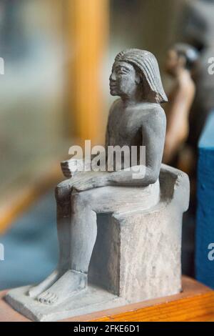 Kairo, Ägyptisches Museum, Iby-Statuette, in Kalkstein. Er wird auf einem Stuhl sitzend gezeigt, der einem Thron ähnlich ist, er trägt eine Perücke. Stockfoto