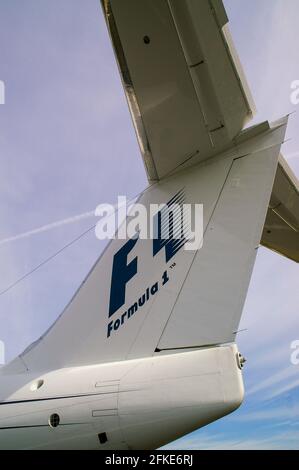 F1, Formel 1-Heckmarkierungen auf einem Flugzeug des Flugzeugtriebels BAe146, das vom F1-Management für Flüge von Biggin Hill, Kent, Großbritannien, verwendet wurde. Schwanzlogo, Marke Stockfoto