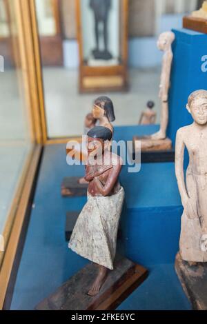 Kairo, Ägyptisches Museum, Iby-Statuette, aus Holz. Er hat kurze Haare, einen Lendenschurz und gekreuzte Arme. Stockfoto