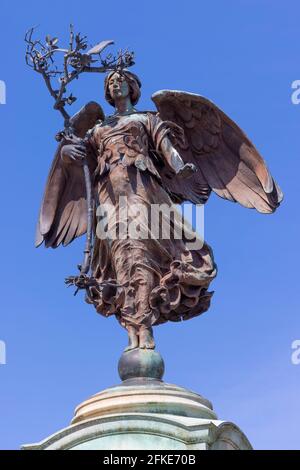 Bronzene geflügelte Friedensfigur mit einem entwurzelten Olivenbaum auf dem südafrikanischen Kriegsdenkmal im Cathays Park, Cardiff, Wales, Großbritannien Stockfoto