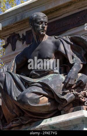 Skulptur mit Darstellung von Krieg und Frieden auf dem südafrikanischen Kriegsdenkmal im Cathays Park, Cardiff, Wales, Großbritannien Stockfoto