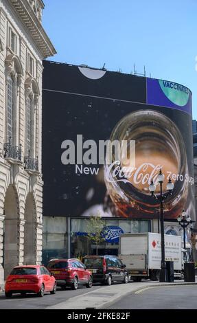 Coca Cola Werbung auf Piccadilly Circus digitale Werbung Display mit Schlange Verkehr auf Regent Street, London, 30 April 2021. Stockfoto