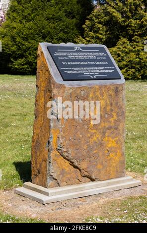 Gedenkstein zur Anerkennung der Bemühungen von Männern und Frauen unterschiedlicher ethnischer Herkunft, die während der Weltkriege starben. Alexandra Gardens, Cardiff. Stockfoto