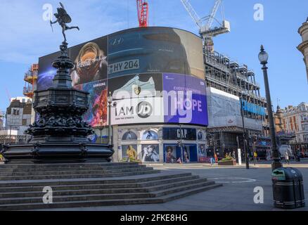 London, Großbritannien. April 2021. NHS-Impfschild auf dem digitalen Werbedisplay im Piccadilly Circus Stockfoto