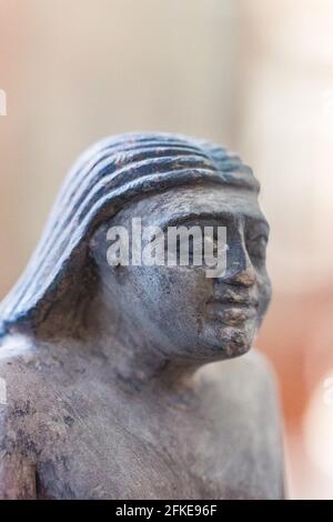 Kairo, Ägyptisches Museum, Iby-Statuette, in Kalkstein. Er wird auf einem Stuhl sitzend gezeigt, der einem Thron ähnlich ist, er trägt eine Perücke. Stockfoto