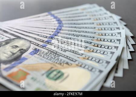 Stapel von hundert Dollar-Banknoten als Geldhintergrund. Neue Dollarscheine breiten sich im Finanzkonzept aus. Stockfoto