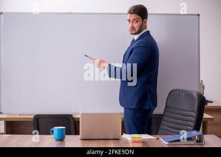 Junger attraktiver Arbeitgeber im Telekonferenzkonzept Stockfoto