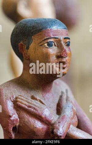 Kairo, Ägyptisches Museum, Iby-Statuette, aus Holz. Er hat kurze Haare, einen Lendenschurz und gekreuzte Arme. Stockfoto