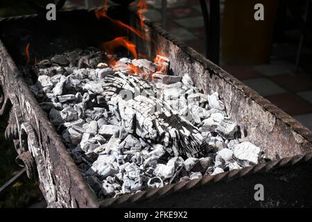 Holzkohle verbrennen und in einem BBQ-Brazier anmelden. Nahaufnahme. Stockfoto