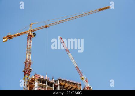 jerusalem, israel. 2021. Ein Kran in der Mitte des Baus eines Wohnhauses in der Jaffa Straße Stockfoto