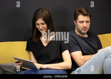 Glücklich lächelnde Frau liest Geliebte Nachricht wandte sich zurück zu besorgt Freund Stockfoto