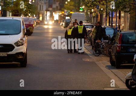 Köln, Deutschland. April 2021. Mitarbeiter des öffentlichen Ordnungsamtes bitten Passanten, nach Beginn der Ausgangssperre um 21:00 Uhr nach Hause zu gehen. Quelle: Henning Kaiser/dpa/Alamy Live News Stockfoto