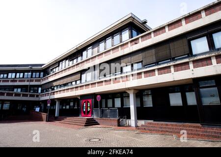 Aurich, Deutschland. April 2021. Das Rathaus der Stadt befindet sich am Fischteichweg in der Innenstadt. Quelle: Hauke-Christian Dittrich/dpa/Alamy Live News Stockfoto