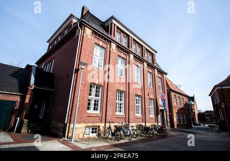 Aurich, Deutschland. April 2021. Das historische Gebäude der ehemaligen Sparkasse, heute Sitz der Stadtbibliothek, befindet sich in der Hafenstraße in der Innenstadt. Quelle: Hauke-Christian Dittrich/dpa/Alamy Live News Stockfoto