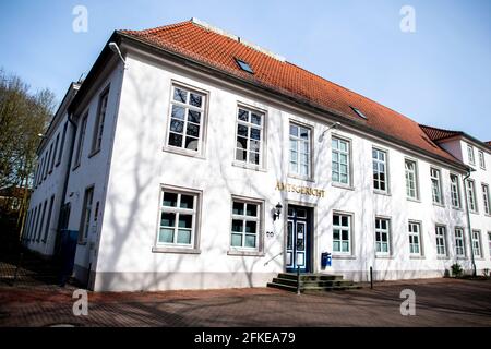 Aurich, Deutschland. April 2021. Das historische Bezirksgericht befindet sich am Schlossplatz in der Innenstadt. Quelle: Hauke-Christian Dittrich/dpa/Alamy Live News Stockfoto